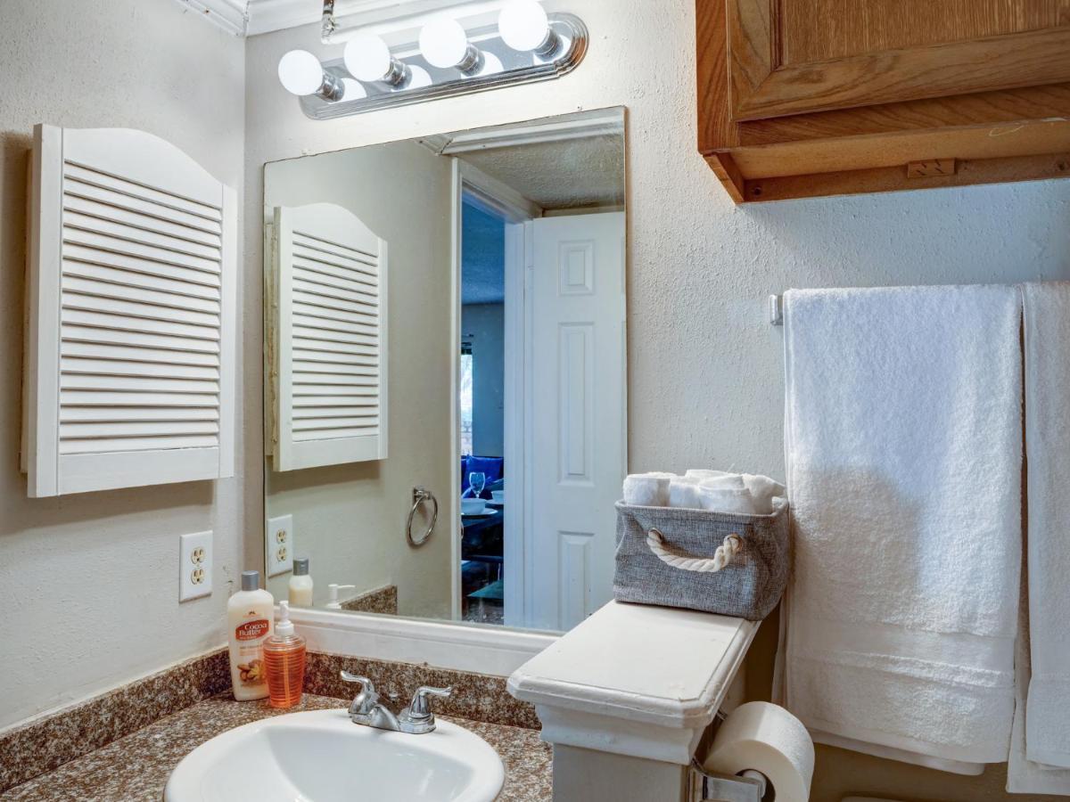 Lovely 2 Bedroom, 1 Bath Condo With Pools And Gym. Хюстън Екстериор снимка