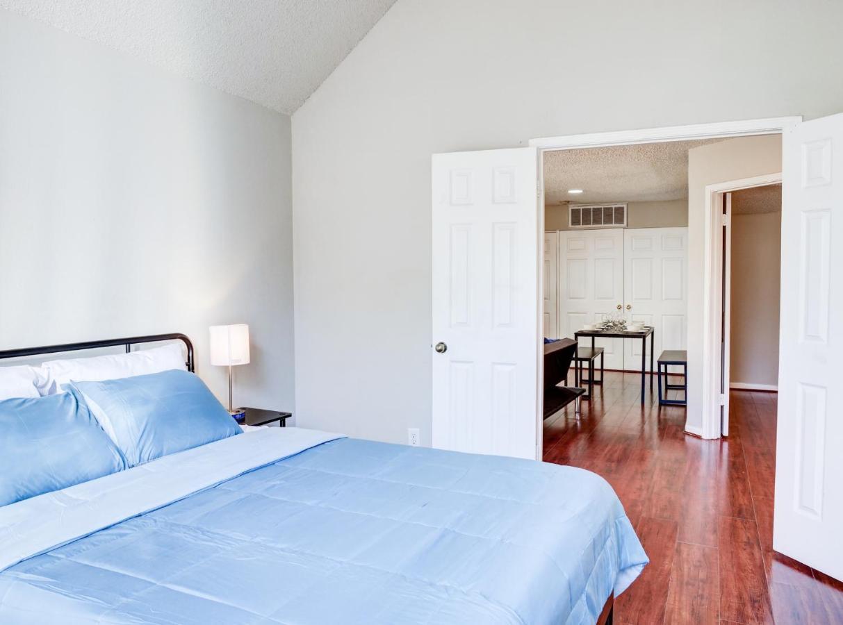 Lovely 2 Bedroom, 1 Bath Condo With Pools And Gym. Хюстън Екстериор снимка