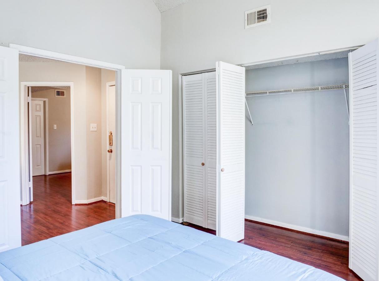 Lovely 2 Bedroom, 1 Bath Condo With Pools And Gym. Хюстън Екстериор снимка