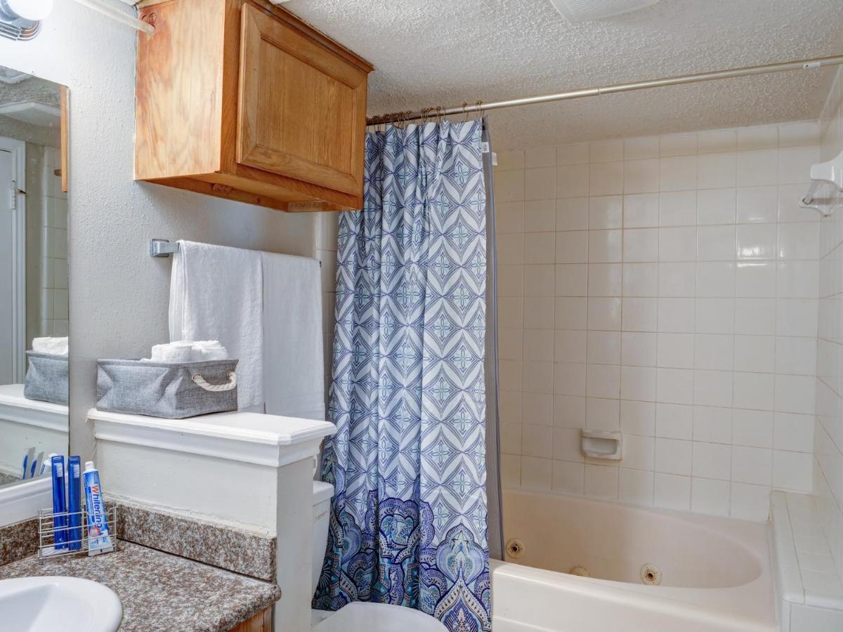 Lovely 2 Bedroom, 1 Bath Condo With Pools And Gym. Хюстън Екстериор снимка
